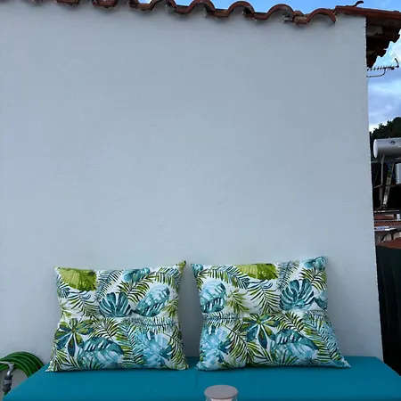 Balcony Over * Gíthio